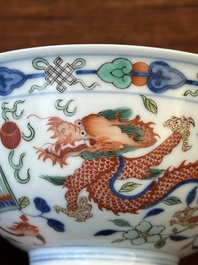 Bol en porcelaine de Chine wucai &agrave; d&eacute;cor de dragons et ph&eacute;nix, marque et &eacute;poque de Daoguang