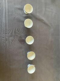 Vijf Chinese blauw-witte stem cups uit het Hatcher scheepswrak, Transitie periode