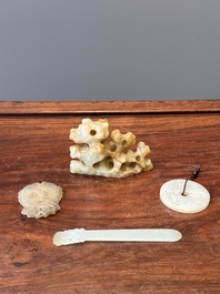 Quatre pi&egrave;ces sculpt&eacute;es en jade blanc, c&eacute;ladon et rouille, Chine, Qing