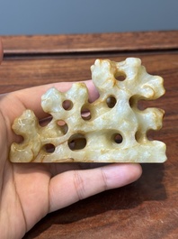 Quatre pi&egrave;ces sculpt&eacute;es en jade blanc, c&eacute;ladon et rouille, Chine, Qing
