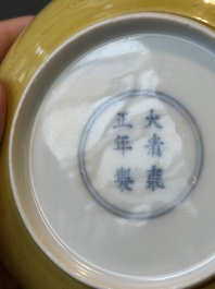 Paire de coupes en porcelaine de Chine en jaune monochrome &agrave; d&eacute;cor de pin et grue, marque et &eacute;poque de Yongzheng