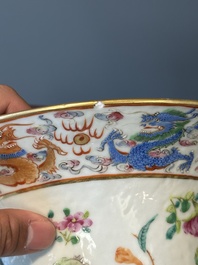 Een paar Chinese Canton famille rose kwispedoors met draken, vogels, vlinders en bloemen, 19e eeuw