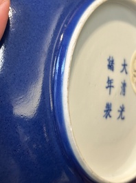 Een Chinees monochroom poederblauw bord, Guangxu merk en periode