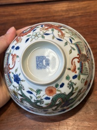 Bol en porcelaine de Chine wucai &agrave; d&eacute;cor de dragons et ph&eacute;nix, marque et &eacute;poque de Daoguang