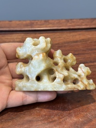 Quatre pi&egrave;ces sculpt&eacute;es en jade blanc, c&eacute;ladon et rouille, Chine, Qing