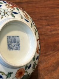 Bol en porcelaine de Chine wucai &agrave; d&eacute;cor de dragons et ph&eacute;nix, marque et &eacute;poque de Daoguang