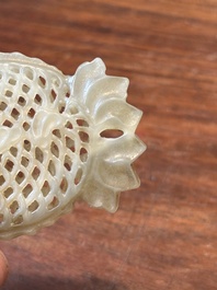 Quatre pi&egrave;ces sculpt&eacute;es en jade blanc, c&eacute;ladon et rouille, Chine, Qing