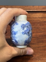 Een Chinese blauw-witte snuiffles en een famille rose opengewerkte bal, 19e eeuw