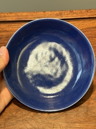 Een Chinees monochroom poederblauw bord, Guangxu merk en periode