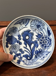 Assiette en porcelaine de Chine bleu et blanc &agrave; d&eacute;cor floral, marque de Xuande, Wanli
