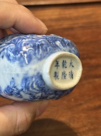 Een Chinese blauw-witte snuiffles en een famille rose opengewerkte bal, 19e eeuw