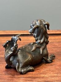 Groupe de quatre presse-papiers en bronze dor&eacute;, Chine, Ming/Qing