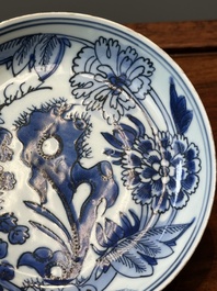 Assiette en porcelaine de Chine bleu et blanc &agrave; d&eacute;cor floral, marque de Xuande, Wanli