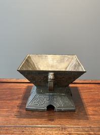 Een Chinees bronzen ritueel vat, 'Fu', Qianlong zegelmerk en uit de periode