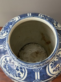 Een Chinese blauw-witte dekselpot met floraal decor, Wanli