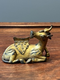 Groupe de quatre presse-papiers en bronze dor&eacute;, Chine, Ming/Qing