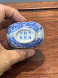 Een Chinese blauw-witte snuiffles en een famille rose opengewerkte bal, 19e eeuw