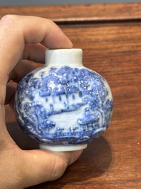 Een Chinese blauw-witte snuiffles en een famille rose opengewerkte bal, 19e eeuw