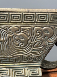 Een Chinees bronzen ritueel vat, 'Fu', Qianlong zegelmerk en uit de periode