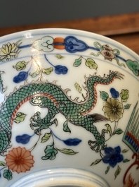 Bol en porcelaine de Chine wucai &agrave; d&eacute;cor de dragons et ph&eacute;nix, marque et &eacute;poque de Daoguang