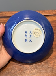 Een Chinees monochroom poederblauw bord, Guangxu merk en periode