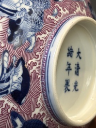 Een Chinese blauw-witte en rose-ge&euml;mailleerde kom met 'Acht Onsterfelijken', Guangxu merk en periode