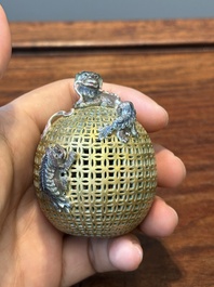 Een Chinese blauw-witte snuiffles en een famille rose opengewerkte bal, 19e eeuw