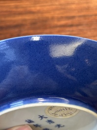 Een Chinees monochroom poederblauw bord, Guangxu merk en periode