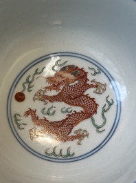 Bol en porcelaine de Chine wucai &agrave; d&eacute;cor de dragons et ph&eacute;nix, marque et &eacute;poque de Daoguang