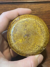 Bo&icirc;te couverte marbr&eacute; &agrave; gla&ccedil;ure jaune et une aigui&egrave;re marbr&eacute; &agrave; gla&ccedil;ure verte, Chine, Tang/Song