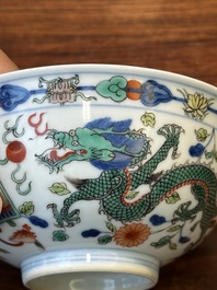 Bol en porcelaine de Chine wucai &agrave; d&eacute;cor de dragons et ph&eacute;nix, marque et &eacute;poque de Daoguang