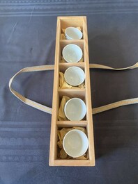 Vijf Chinese blauw-witte stem cups uit het Hatcher scheepswrak, Transitie periode