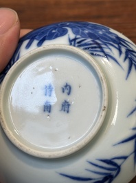 Een Chinese blauw-witte 'Bleu de Hue' schotel voor de Vietnamese markt, nội phủ thị nam 內府侍南 merk, 18e eeuw