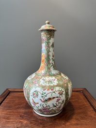 Een Chinese Canton famille rose kom en een flesvormige dekselvaas, 19e eeuw