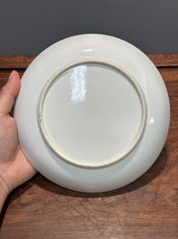 Assiette en porcelaine de Chine en blanc monochrome &agrave; d&eacute;cor de dragon incis&eacute;, 18&egrave;me