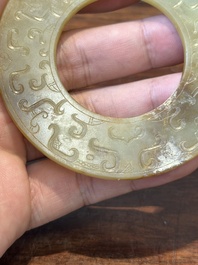 Een Chinese celadon en roodbruine jade 'bi' schijf, wellicht Han