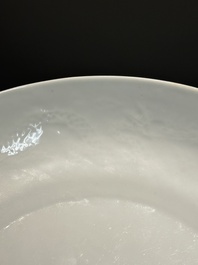 Assiette en porcelaine de Chine en blanc monochrome &agrave; d&eacute;cor de dragon incis&eacute;, 18&egrave;me