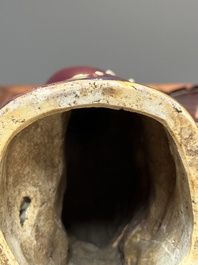 Paire de mod&egrave;les de paons en porcelaine de Chine &agrave; &eacute;mail flamb&eacute; sur socles en bois, 19&egrave;me