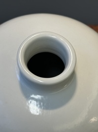 Een Chinese monochrome wit geglazuurde 'meiping' vaas met anhua drakendecor, 19e eeuw