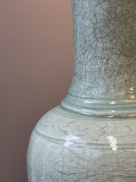 Vase de forme balustre en porcelaine de Chine c&eacute;ladon de Longquan &agrave; d&eacute;cor incis&eacute;, Ming