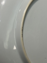 Assiette en porcelaine de Chine en blanc monochrome &agrave; d&eacute;cor de dragon incis&eacute;, 18&egrave;me
