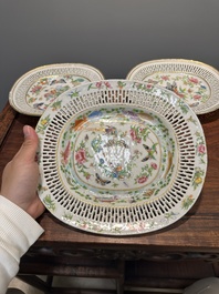 Drie ovale opengewerkte Chinese Canton famille rose schotels met bloemen, vlinders en waterdieren, 19e eeuw