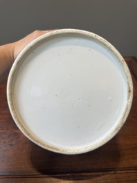 Een Chinese blauw-witte theepot met landschapsdecor en een schotel met kostbaarheden, 19e eeuw