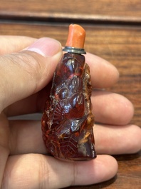 Zeven gevarieerde Chinese snuifflessen in edelsteen, bloedkoraal, glas en barnsteen, 19e eeuw