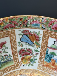 Een Chinese Canton famille rose kom en een flesvormige dekselvaas, 19e eeuw