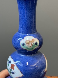 Paire de vases de forme triple gourde en porcelaine de Chine famille verte &agrave; fond bleu poudr&eacute; &agrave; d&eacute;cor d'antiquit&eacute;s, Kangxi