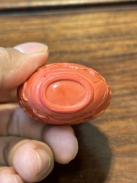 Zeven gevarieerde Chinese snuifflessen in edelsteen, bloedkoraal, glas en barnsteen, 19e eeuw