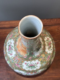 Een Chinese Canton famille rose kom en een flesvormige dekselvaas, 19e eeuw
