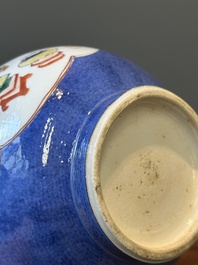 Paire de vases de forme triple gourde en porcelaine de Chine famille verte &agrave; fond bleu poudr&eacute; &agrave; d&eacute;cor d'antiquit&eacute;s, Kangxi