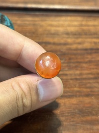 Zeven gevarieerde Chinese snuifflessen in edelsteen, bloedkoraal, glas en barnsteen, 19e eeuw